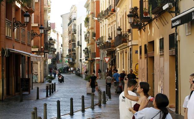 El botellón y los apartamentos turísticos lastran Ciutat Vella