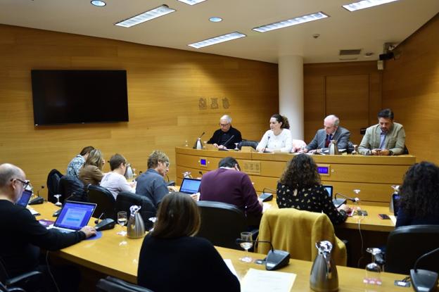 Padres, colegios y partidos políticos afean a Educación la falta de transparencia