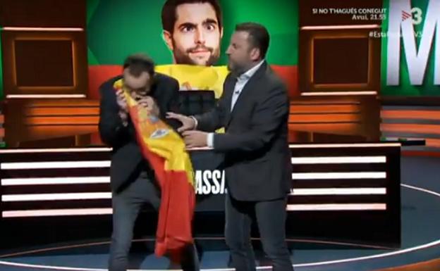 Esnifan la bandera de España en un programa de TV3