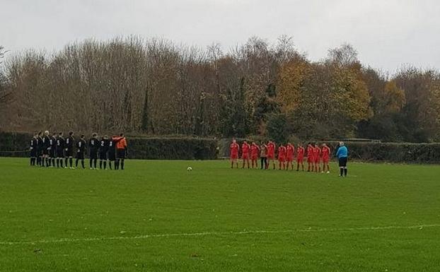 Un equipo irlandés de fútbol finge la muerte de un exjugador español para lograr la suspensión de un partido de la liga