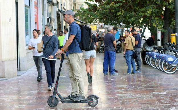 Tráfico quiere prohibir que los patinetes vayan por la acera y a más de 25 km/h