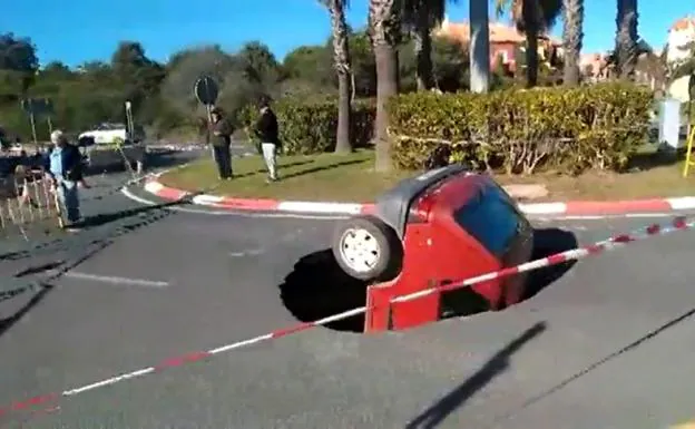Así ha quedado un coche tras caer en un socavón de dos metros