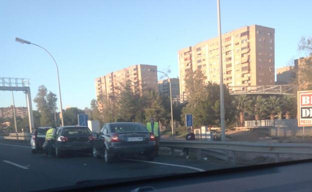 Dos accidentes complican los atascos en dos de las principales autovías de acceso a Valencia