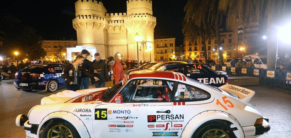 Salida del Rally Ciudad de Valencia desde las Torres de Serranos