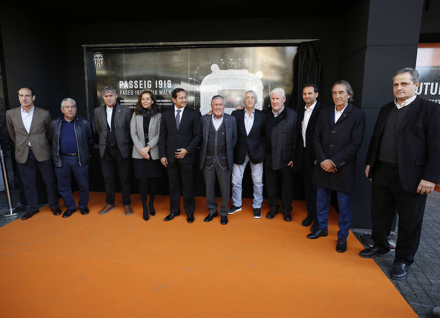 Exposición histórica del Valencia CF en las paredes del viejo Mestalla