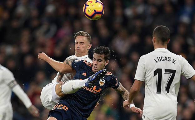 El Valencia llega tarde al Bernabéu