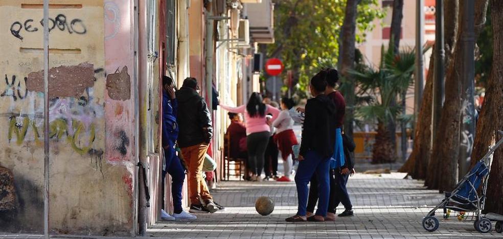 Tiroteo en Valencia: un joven y su suegra, heridos en las Casitas Rosa por una disputa entre clanes