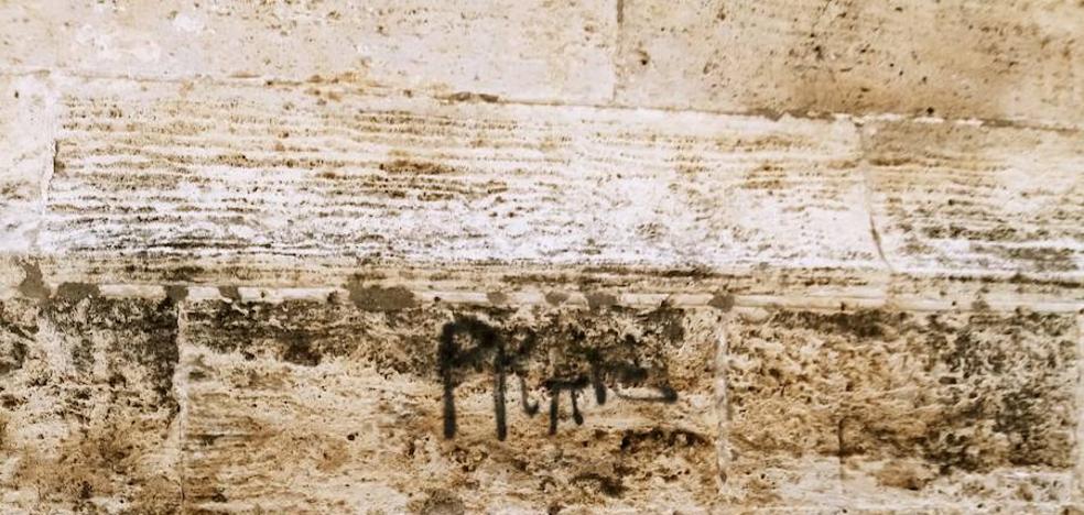 Otra pintada ensucia la Lonja de Valencia