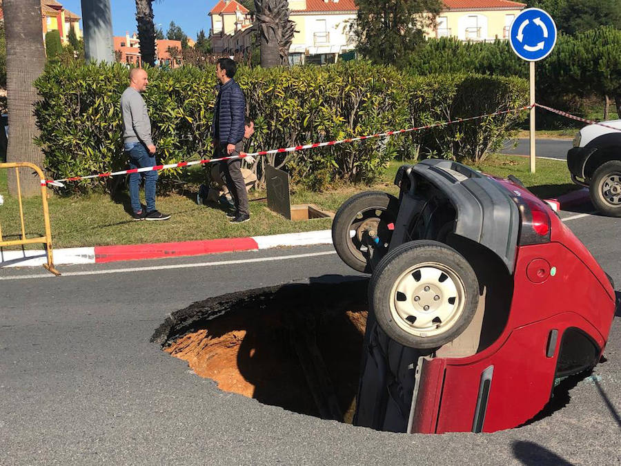 Un socavón se traga un coche y a su conductor