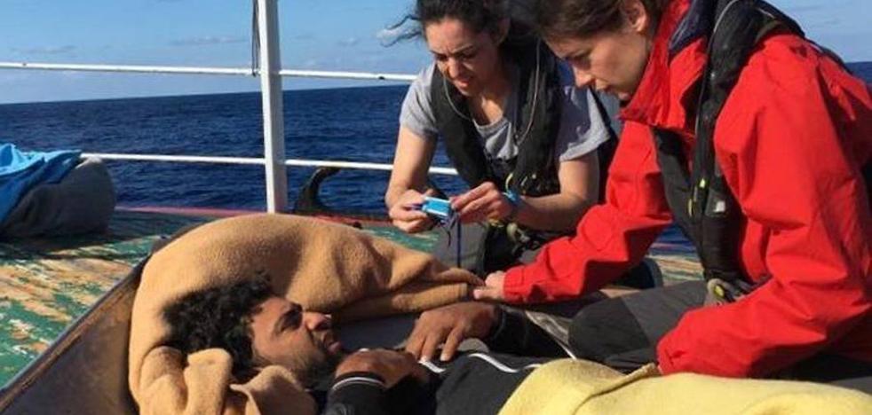 Los inmigrantes del buque de Santa Pola abandonan el pesquero para su traslado a Malta
