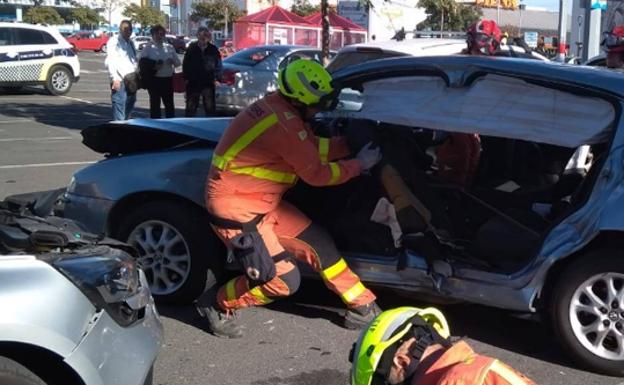 Un conductor, atrapado en su coche tras un accidente en un aparcamiento de Alfafar