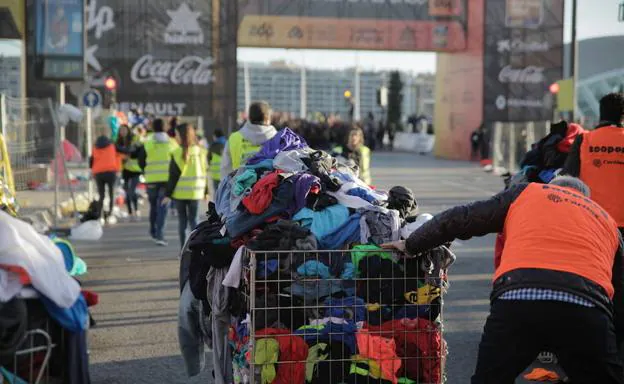 Koopera Cáritas recoge más de 10.000 prendas de ropa y material deportivo en el maratón de Valencia