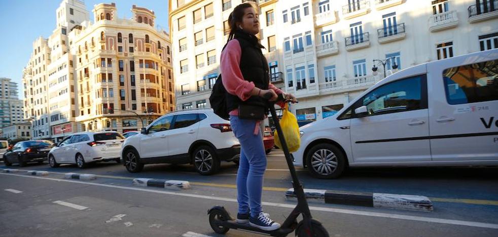 El patinete, regalo estrella para la Navidad con la ordenanza por aprobar