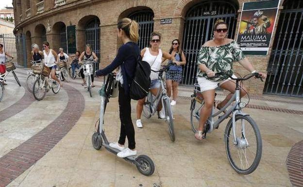 La ordenanza de Movilidad rebaja sobre el borrador las multas a patinetes y bicis que vayan por las aceras