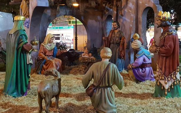 Belén a tamaño natural y mercadillo de artesanía en la plaza de la Reina de Valencia