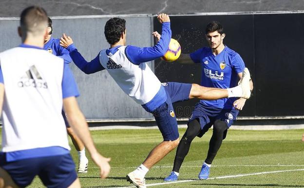 Guedes y Rodrigo apuntan al once ante el Sevilla