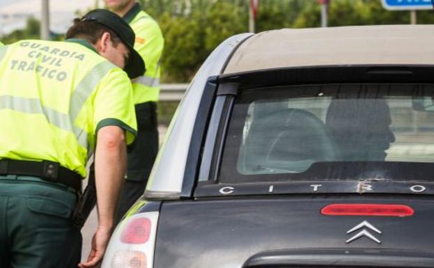 Un conductor pillado por la Policía da positivo en todas las drogas del test de tráfico