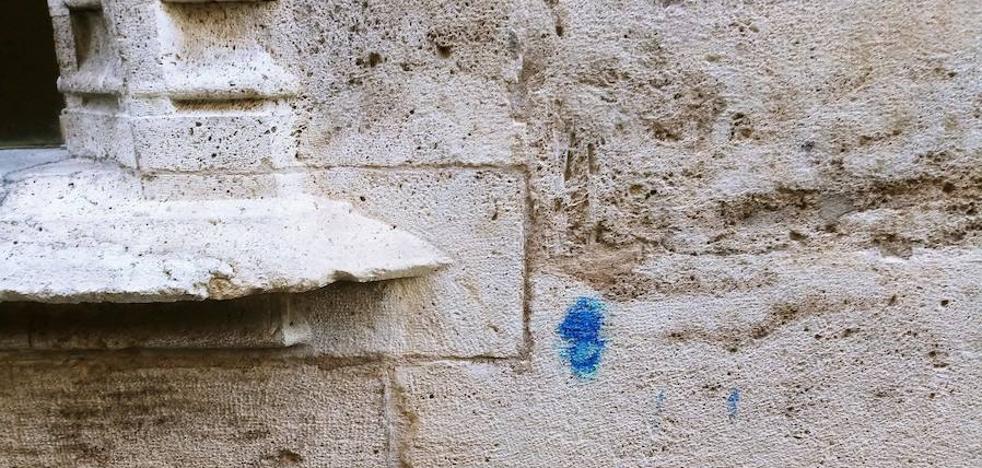 Aparecen nuevas pintadas en la Lonja de la Seda