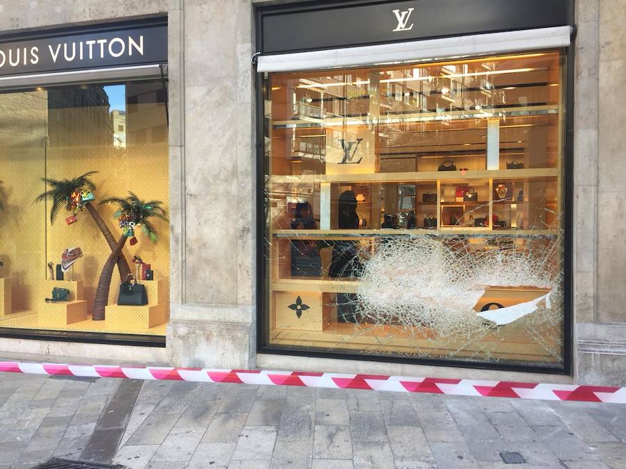 Robo con alunizaje en la tienda Louis Vuitton del centro de Barcelona