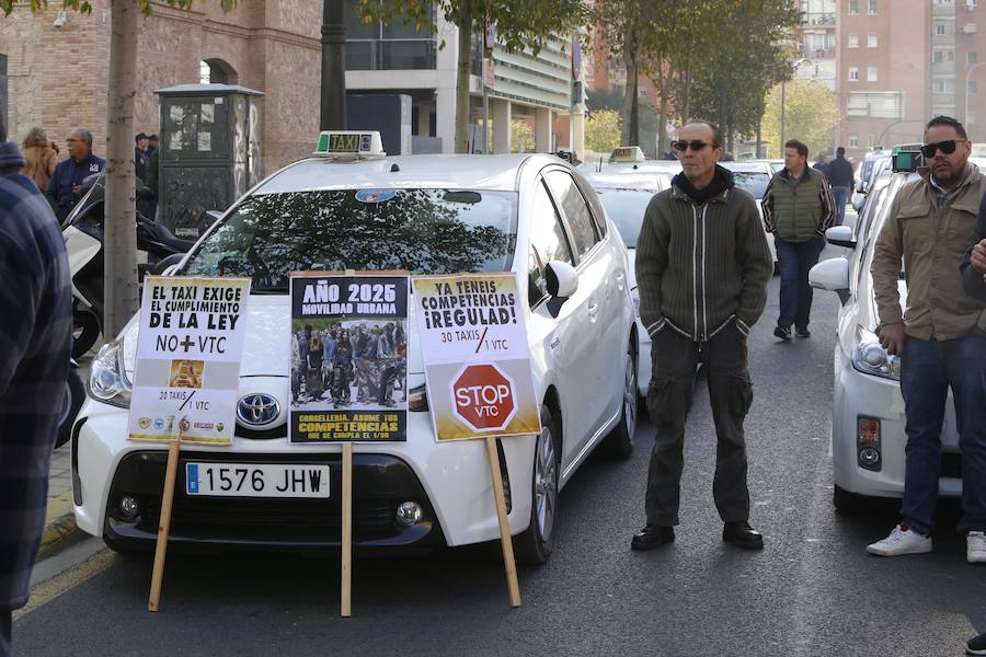 Problemas de tráfico en el centro de Valencia por la protesta de taxistas