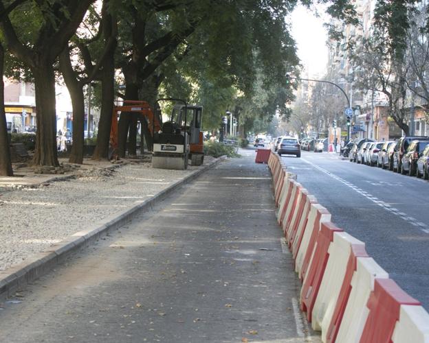 Las obras de los carriles bici atascan las calles de Valencia