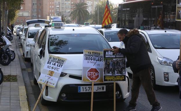 Taxistas se movilizarán hoy por el centro de Valencia para reclamar a la Conselleria que regule «con urgencia» las VTC