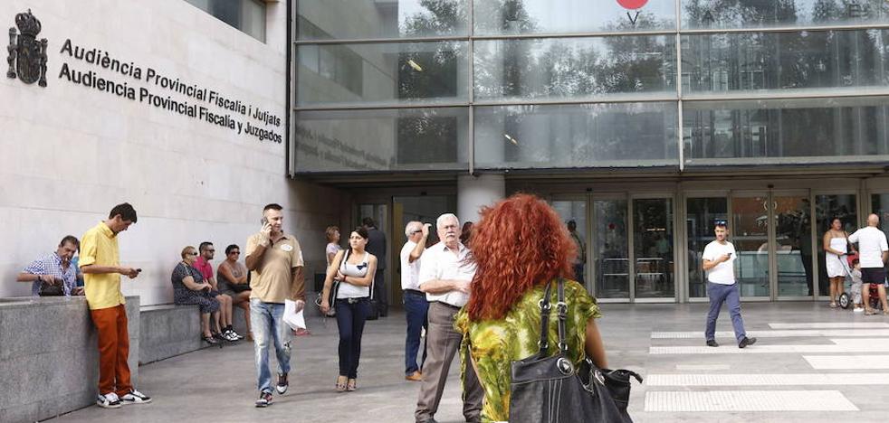 «Le pegué para que no me clavara un pincho»