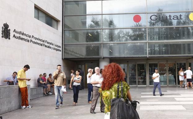 «Le pegué para que no me clavara un pincho»