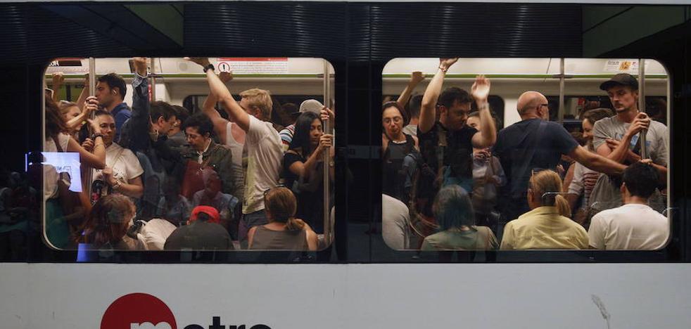 El metro estrena el servicio nocturno con paros