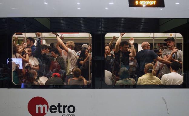 El metro estrena el servicio nocturno con paros