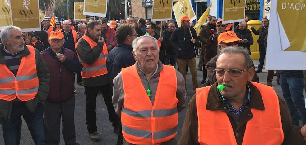 Una concentración de agricultores colapsa tres grandes avenidas de Valencia y la entrada por la A-3