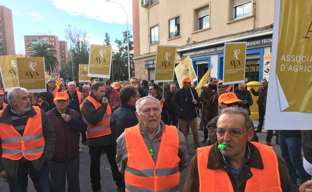 Una concentración de agricultores colapsa tres grandes avenidas de Valencia y la entrada por la A-3