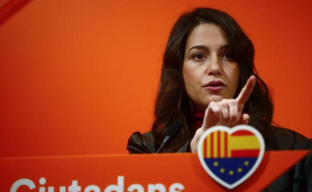 Arrimadas pide a Sánchez que «defienda a los catalanes» de Torra y los CDR