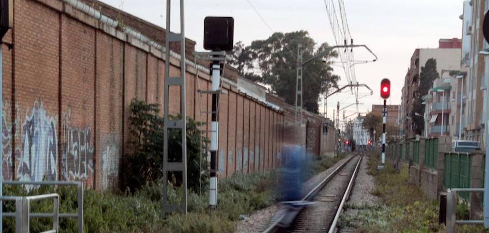 Muere un hombre atropellado por el metro en Foios