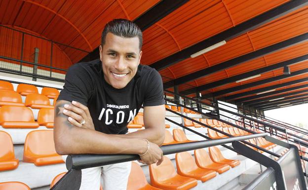 El Valencia y el Barça negocian la cesión de Murillo al club azulgrana