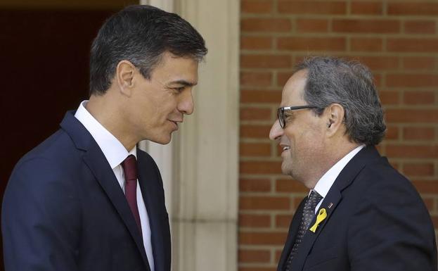 Sánchez y Torra pactan su reunión pero discrepan en el formato