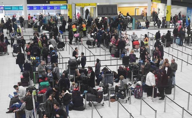 La presencia de drones cerca del aeropuerto de Gatwick obliga a cancelar diez vuelos en la Comunitat