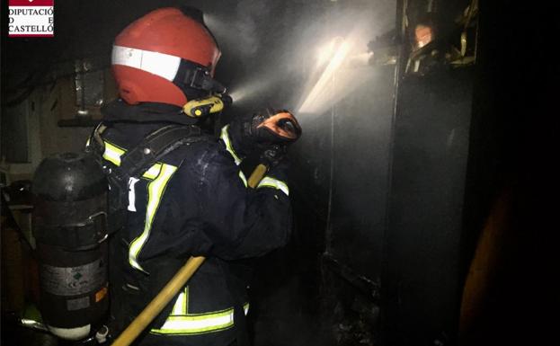 Confinan a una mujer y a sus tres hijos en la parte alta de su casa en Vila-real hasta controlar un incendio