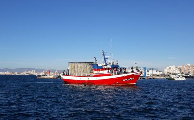 Santa Pola recibe como héroes a los pescadores del 'Loreto'