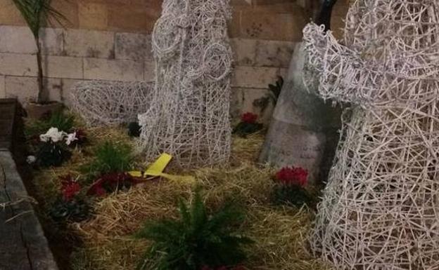 Cambian la figura del Niño Jesús del Belén de Castellón por un lazo amarillo