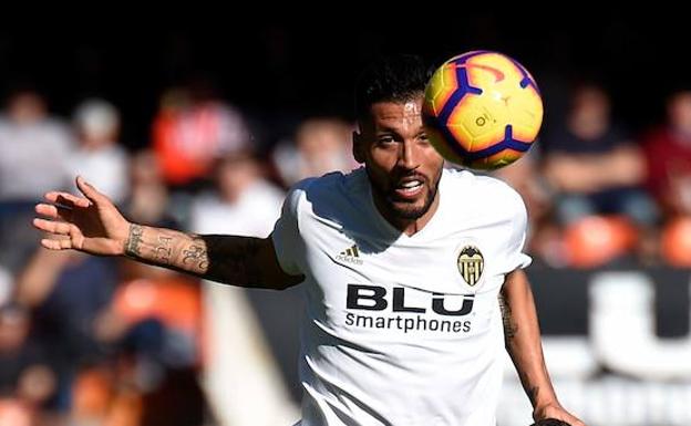 Garay la lía y luego pide disculpas a la afición del Valencia CF