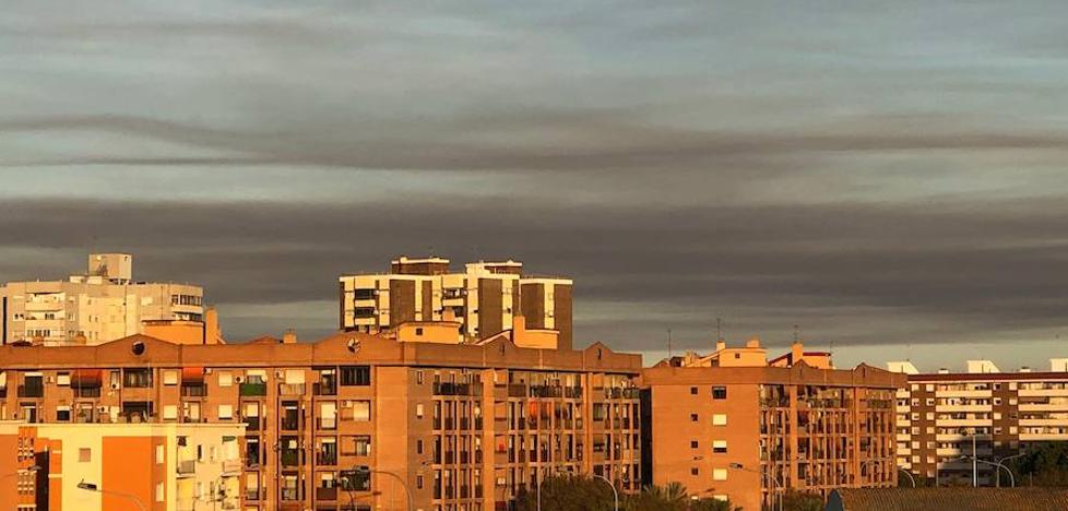 El incendio de la nave de Sollana inunda Valencia de humo y lleva residuos a la Albufera