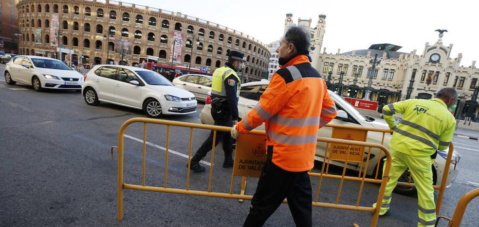Los primeros cortes de tráfico colapsan el centro y congestionan los accesos a Valencia