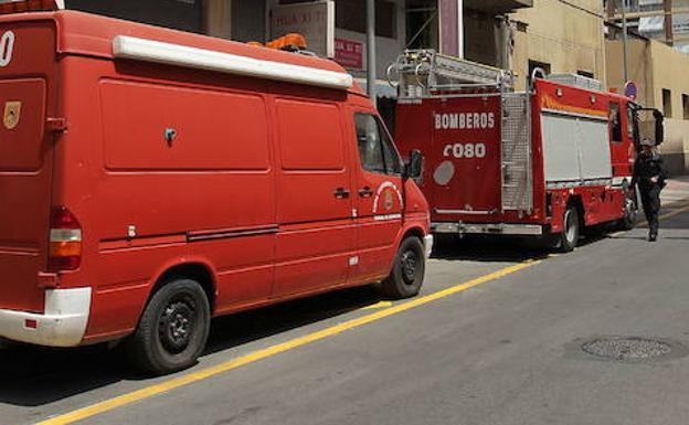 Heridos un padre y su hijo al prenderse fuego un sofá en su vivienda