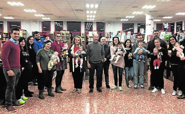 Los recién nacidos reciben su primer carné de la biblioteca