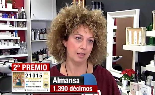 VÍDEO | Las peluqueras de Almansa siguen trabajando