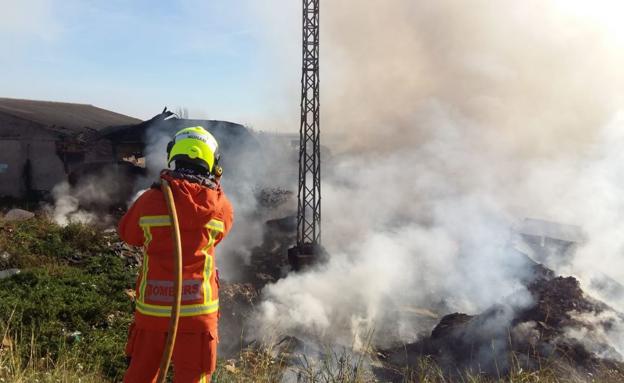 Las aguas del incendio de Sollana, confinadas para no afectar a l'Albufera