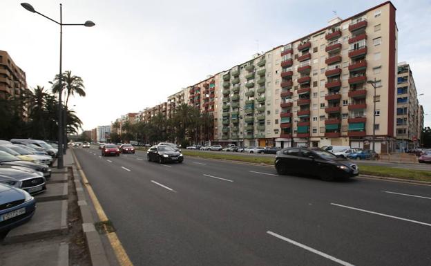 Un joven motorista resulta herido en un accidente contra un coche en la avenida Ausiàs March de Valencia