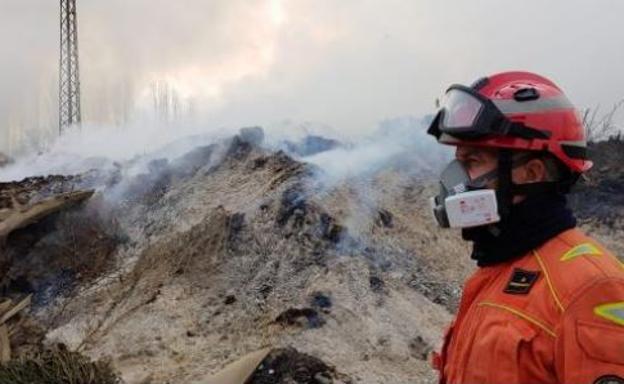 Emergencias advierte de posibles perjuicios por humo del incendio de Sollana