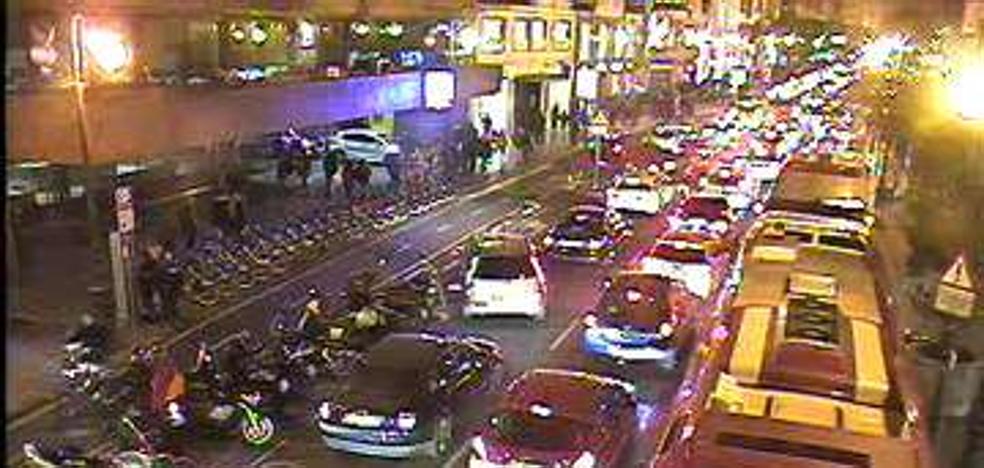 La Policía Local de Valencia corta la calle Colón al tráfico por los atascos